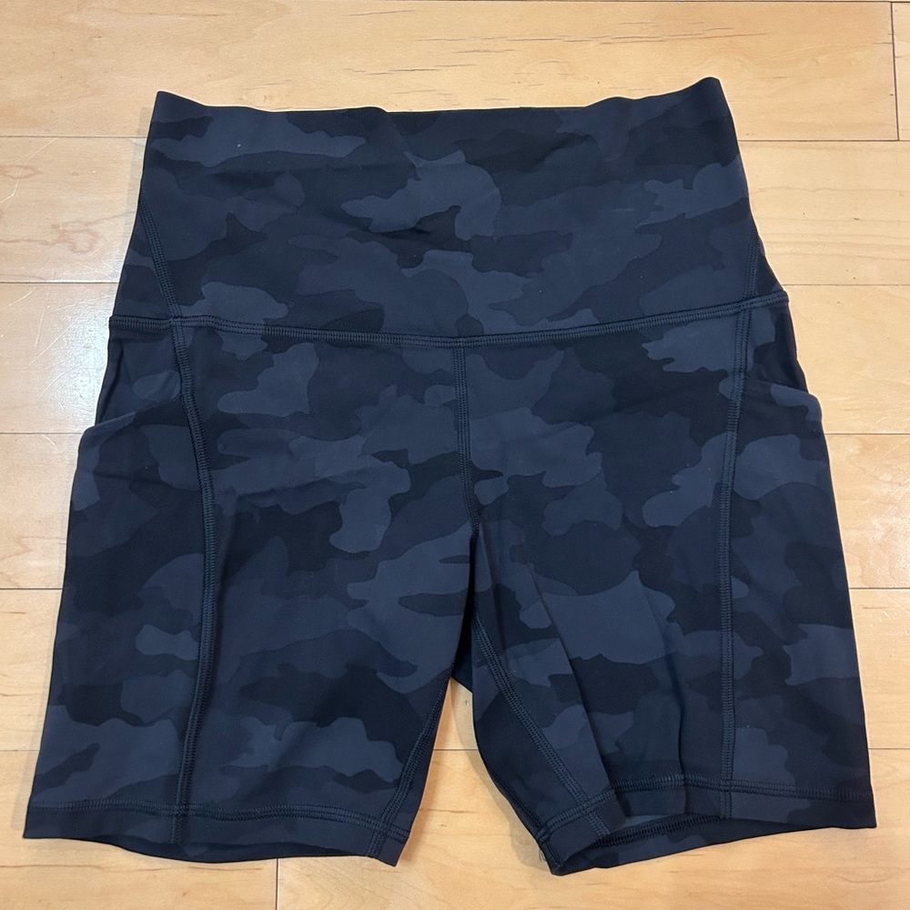 Lululemon Align 6in shorts with pockets, size 6 in black camo